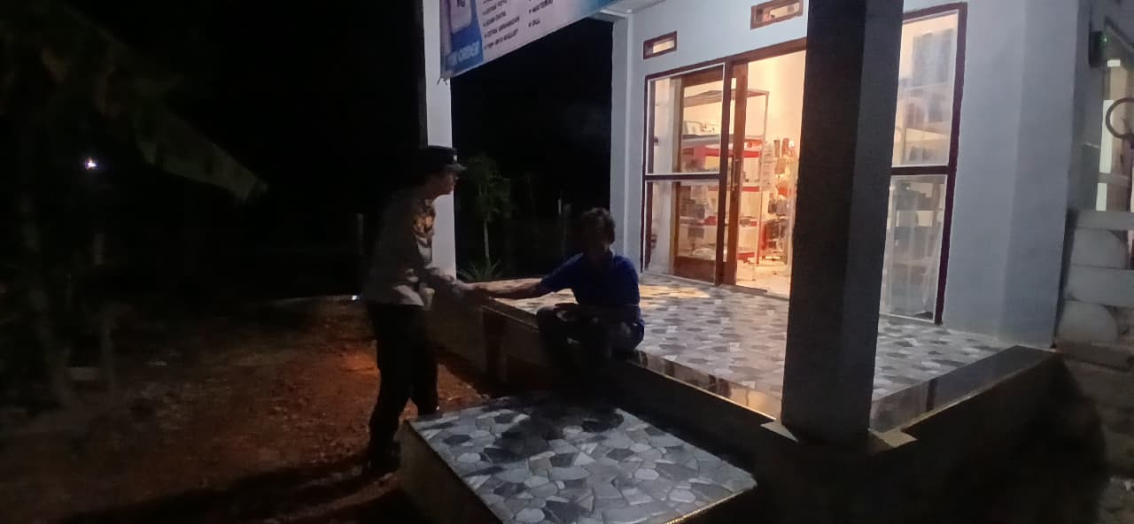 Jalin Kedekatan, Personel Polsek Lamandau Sambangi kerumah Warga