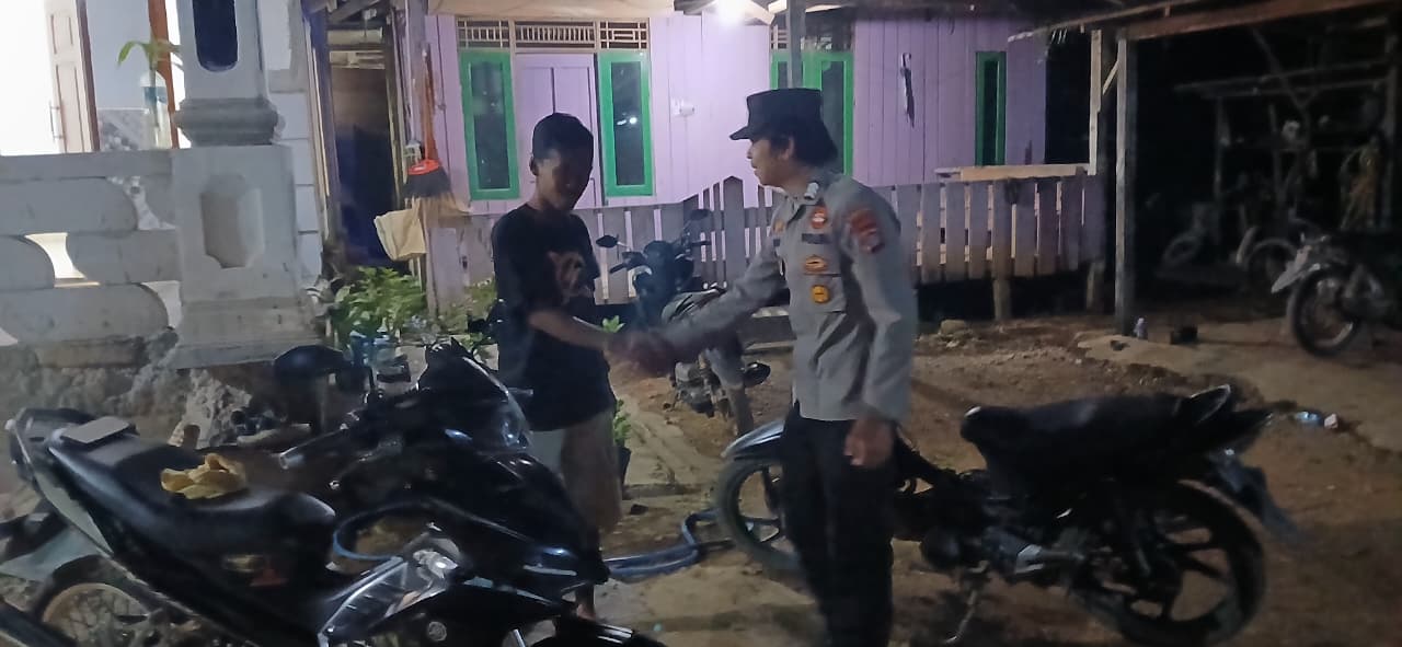 Piket Polsek Sambangi Warga yang sedang Berkendara agar Lebih Berhati-hati di Jalan