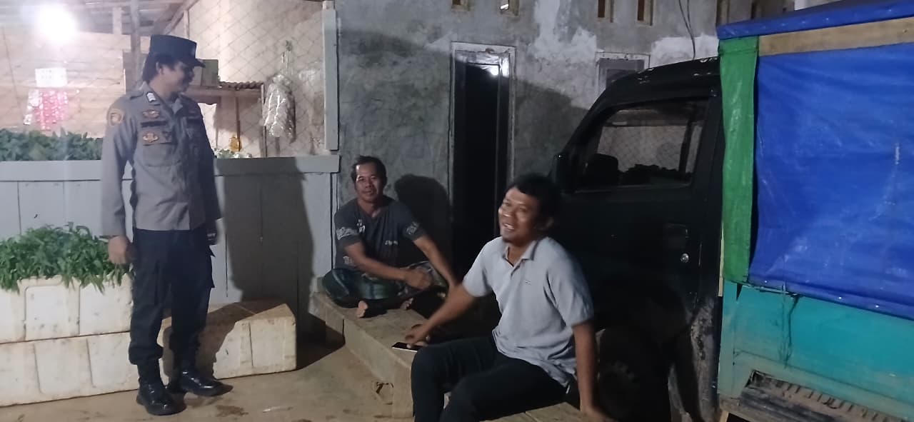 Bhabinkamtibmas Polsek Lamandau Sambangi Warga yang Sedang Bersantai, Pererat Silaturahmi dan Sampaikan Pesan Kamtibmas