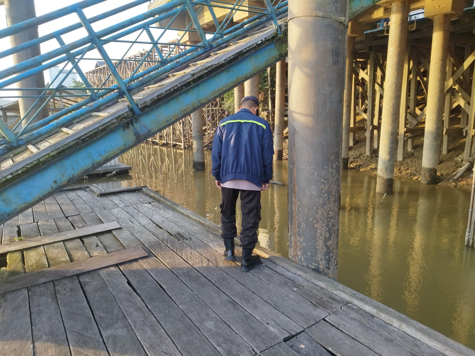 Piket Polsek Bulik Cek debit air di Kelurahan Nanga Bulik