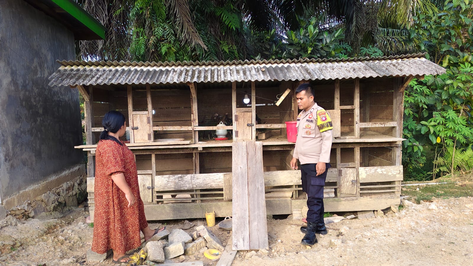 Melalui Sambang Peternak Ayam, Bhabinkamtibmas Perkuat Ketahanan Pangan Desa