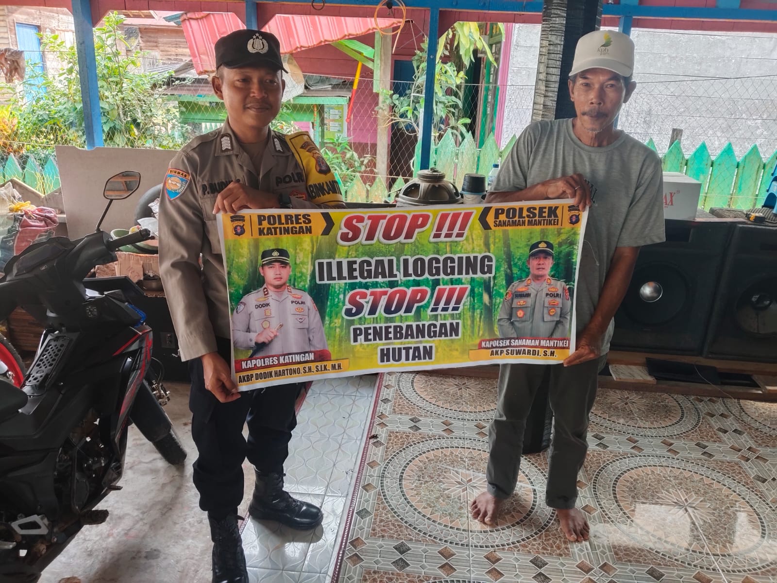 Bhabinkamtibmas laksanakan Sosialisasikan tentang larangan dan sangsi Pidana bagi pelaku Ileggal Logging kepada masyarakat di  Desa Binaan.