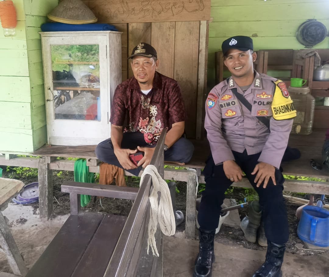 Bhabinkamtibmas Polsek Mendawai Melaksanakan Sambang Kamtibmas Ke Warga Desa Binaannya