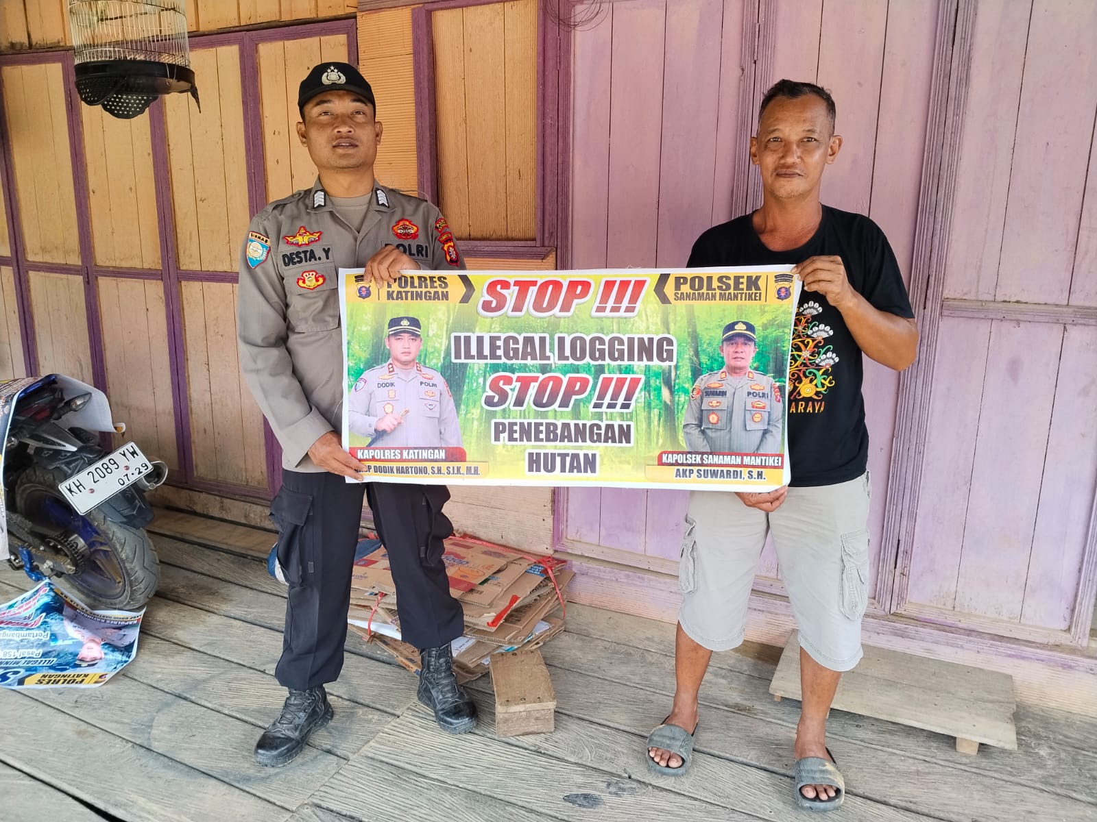 Bhabinkamtibmas laksanakan Sosialisasi kan tentang larangan dan sangsi Pidana bagi pelaku Ileggal Logging kepada masyarakat di Desa Binaan.