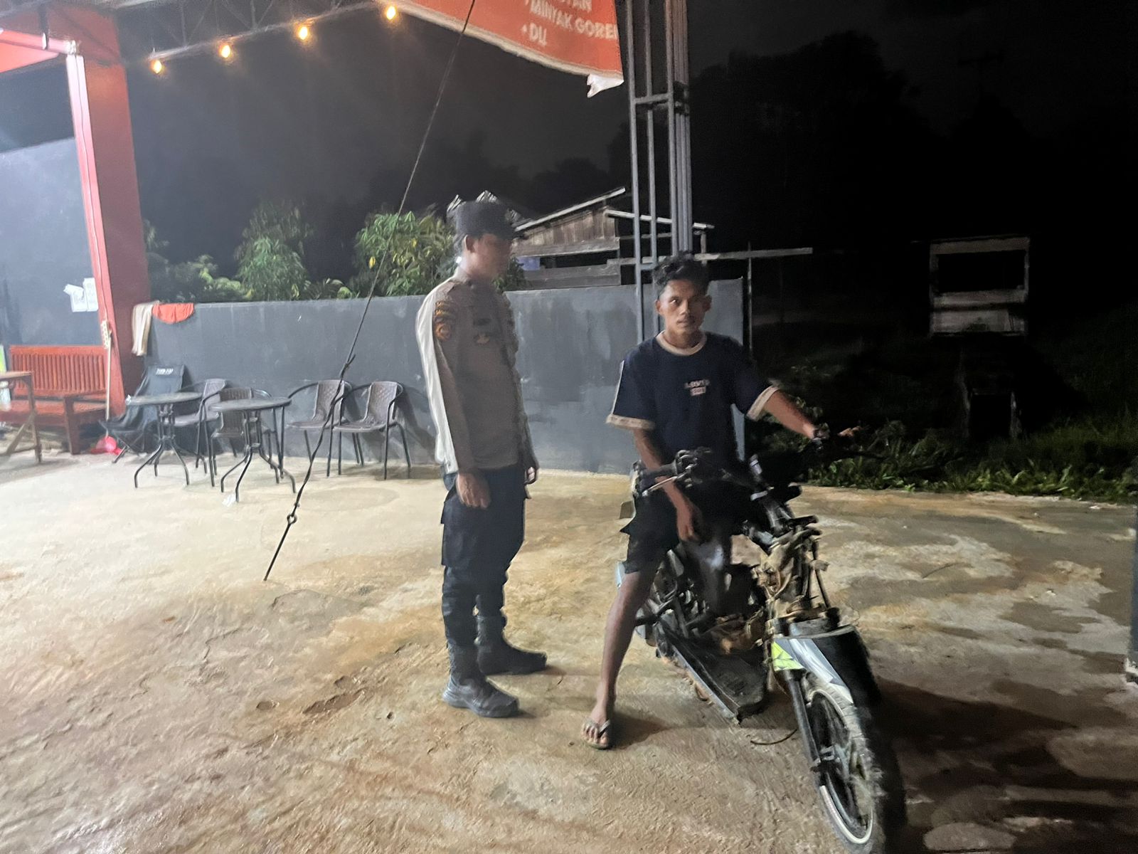 Piket Polsek Sambangi Warga yang sedang Berkendara agar Lebih Berhati-hati di Jalan