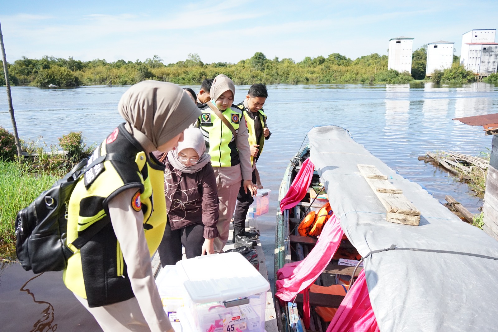 Peduli Kesehatan Masyarakat Pelosok, Rumkit Bhayangkara Layani Kesehatan Warga Danau Tundai
