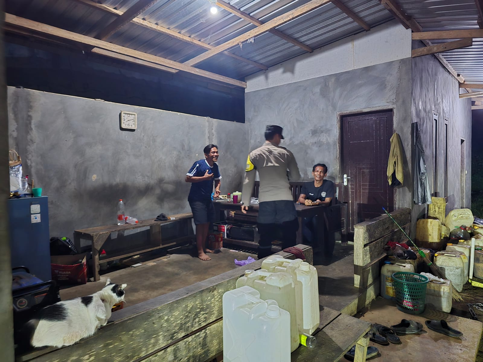 Personil Polsek Sambangi Warga yang Sedang Berkumpul untuk Jaga Kamtibmas