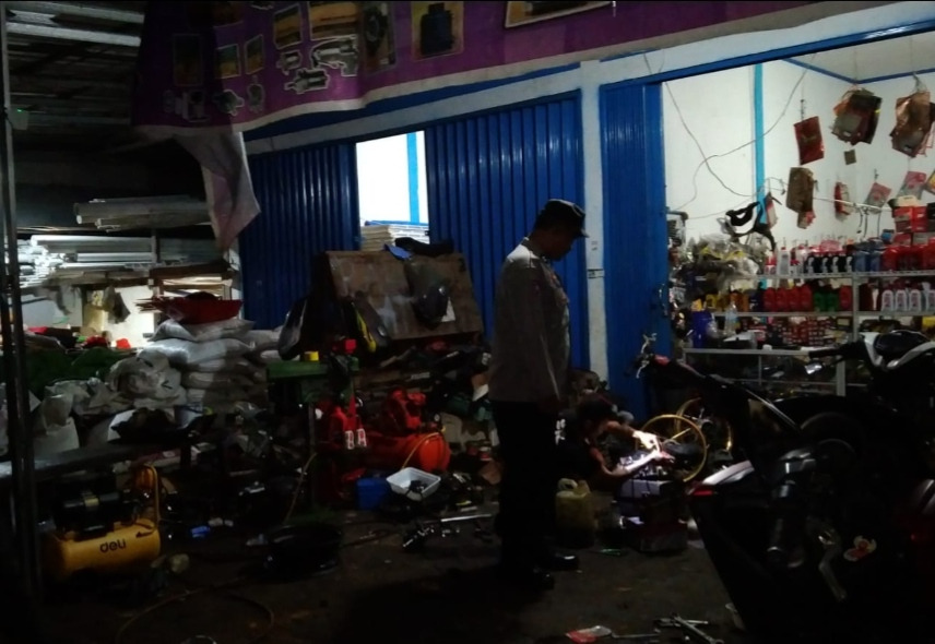 Piket Polsek Delang Jalin Kedekatan dengan Masyarakat di Tengah Aktivitas