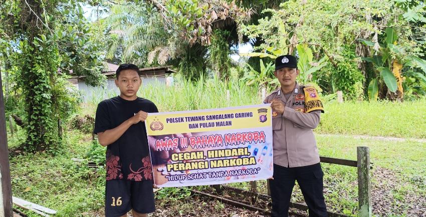 ‎Melalui Media Spanduk, Polsek Tewang Sangalang Garing dan Pulau Malan Imbau Warga Tidak Terjerumus  Penyalahgunaan Narkoba.
