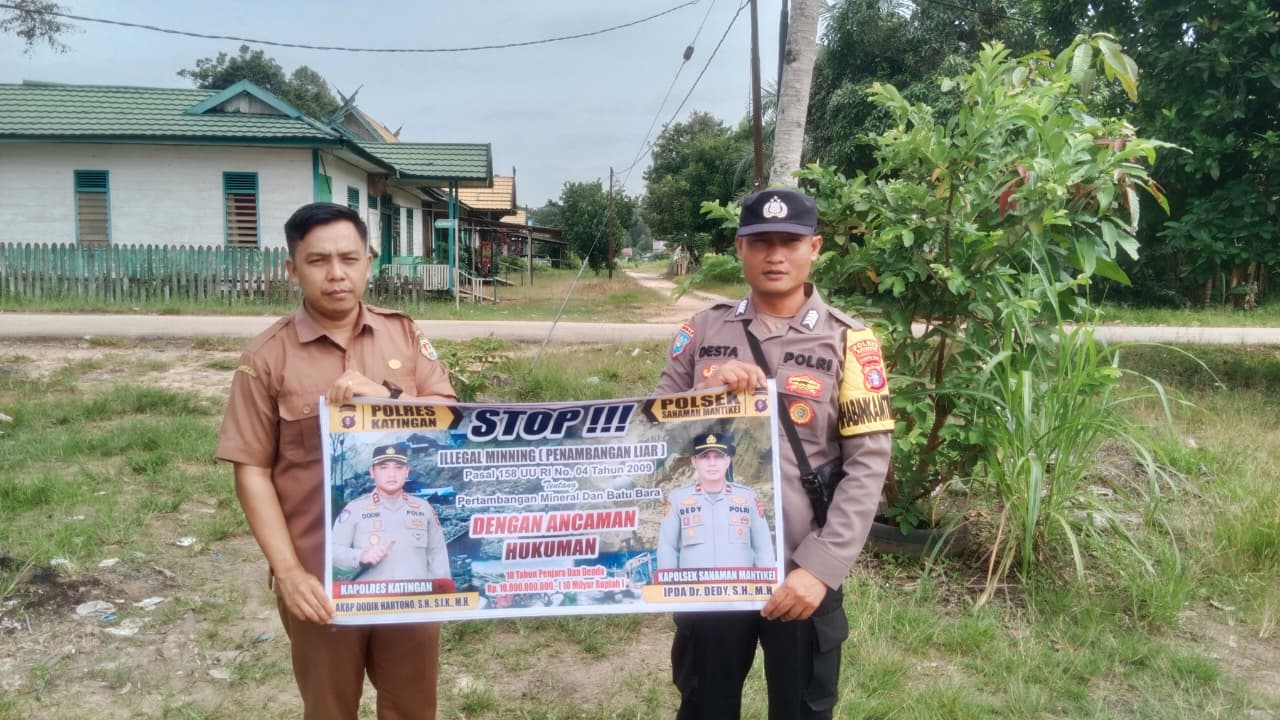 Bhabinkamtibmas laksanakan Sosialisasi kan tentang larangan dan sangsi Pidana bagi pelaku Ileggal Logging kepada masyarakat di Desa Binaan.