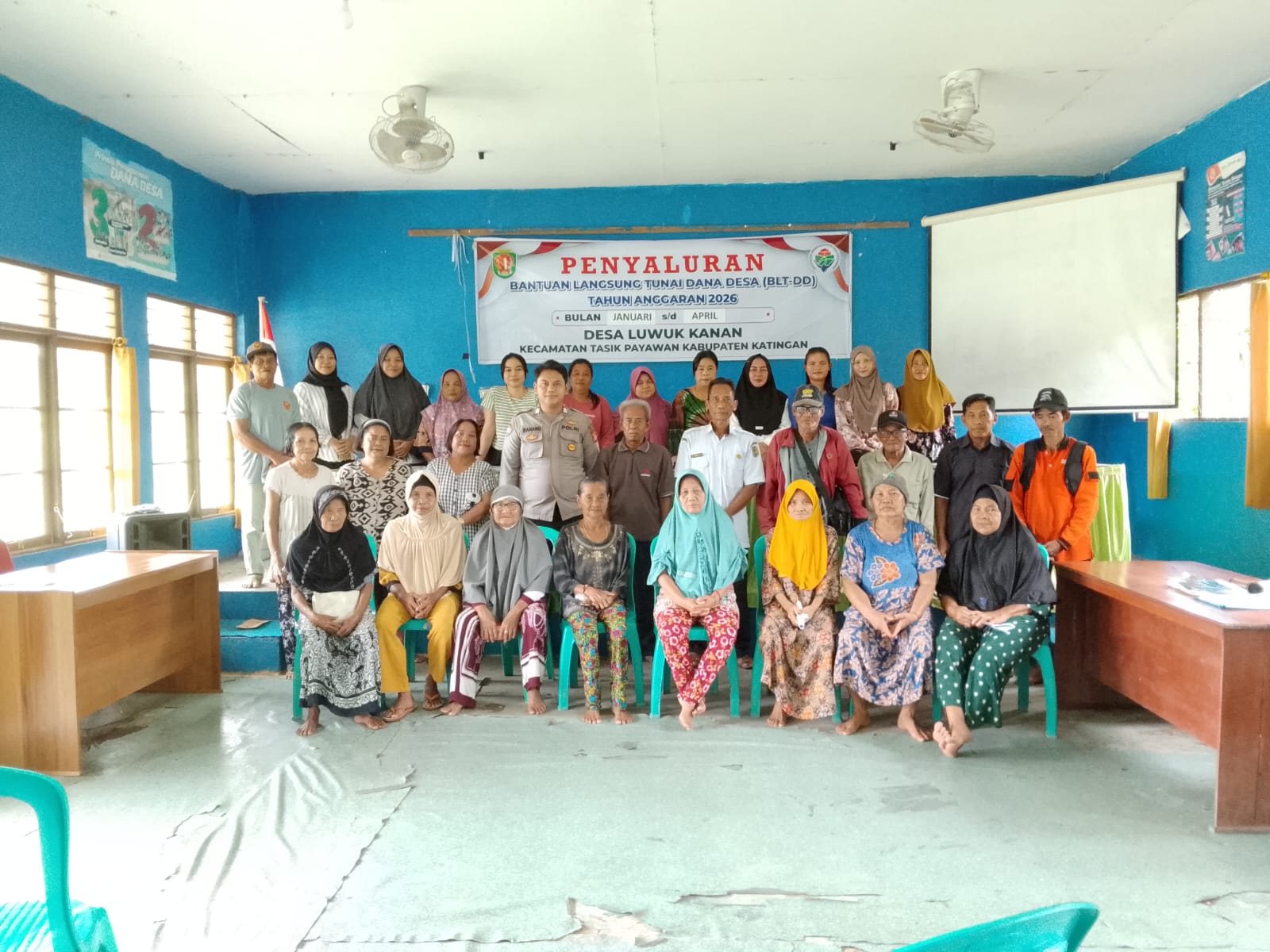 Dukung Program Pemerintah, Bhabinkamtibmas Polsek Tasik Payawan dan kamipang awasi penyaluran BLTDD.