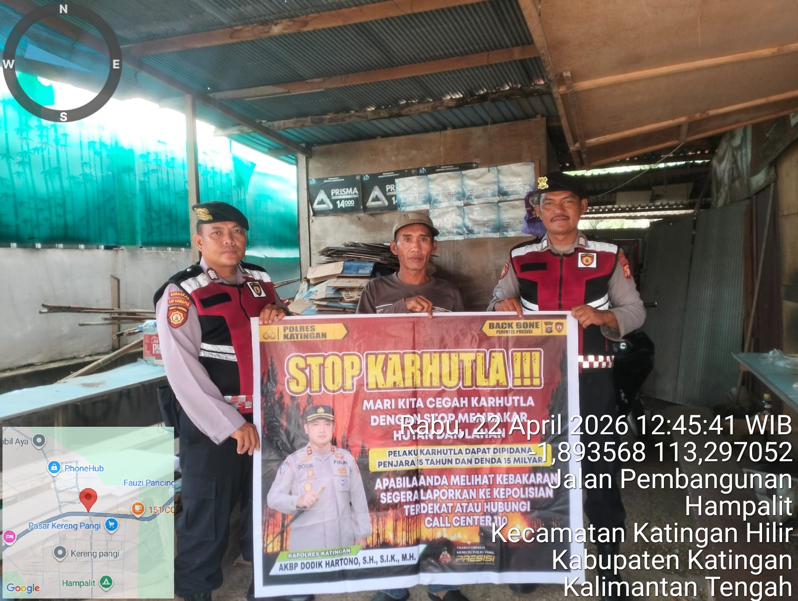 Personel Samapta Polres Katingan Sosialisasikan Pencegahan Karhutla kepada Masyarakat Desa Hampalit.