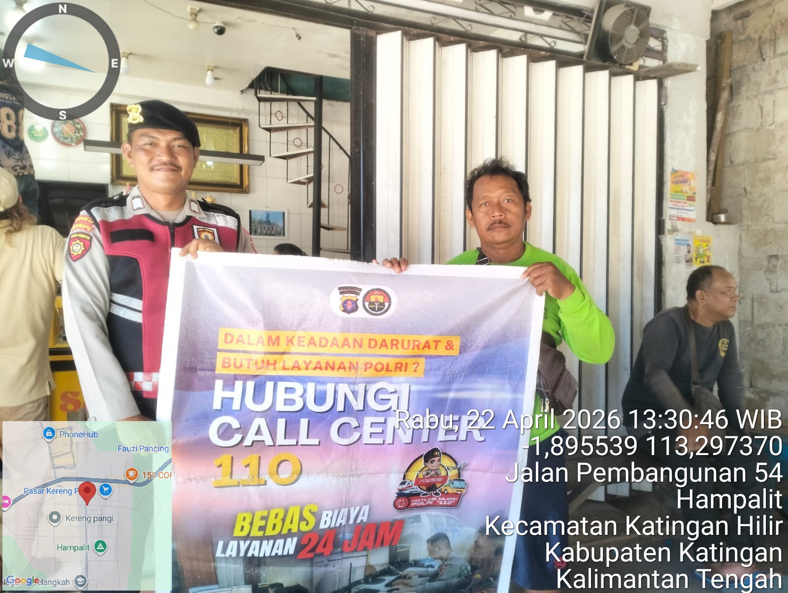 Personel Samapta Polres Katingan Sosialisasikan Call Center 110 Polri kepada Masyarakat Desa Hampalit olehPersonel Samapta Polres Katingan.