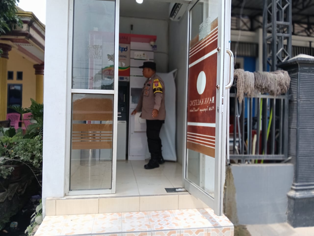 Anggota Polsek Sematu Jaya yang di pimpin langsung, Aipda Erizki melaksanakan patroli dialogis di Megamart Kecamatan Sematu Jaya guna memelihara sitkamtibmas di wilayah Hukum Polsek Sematu Jaya.