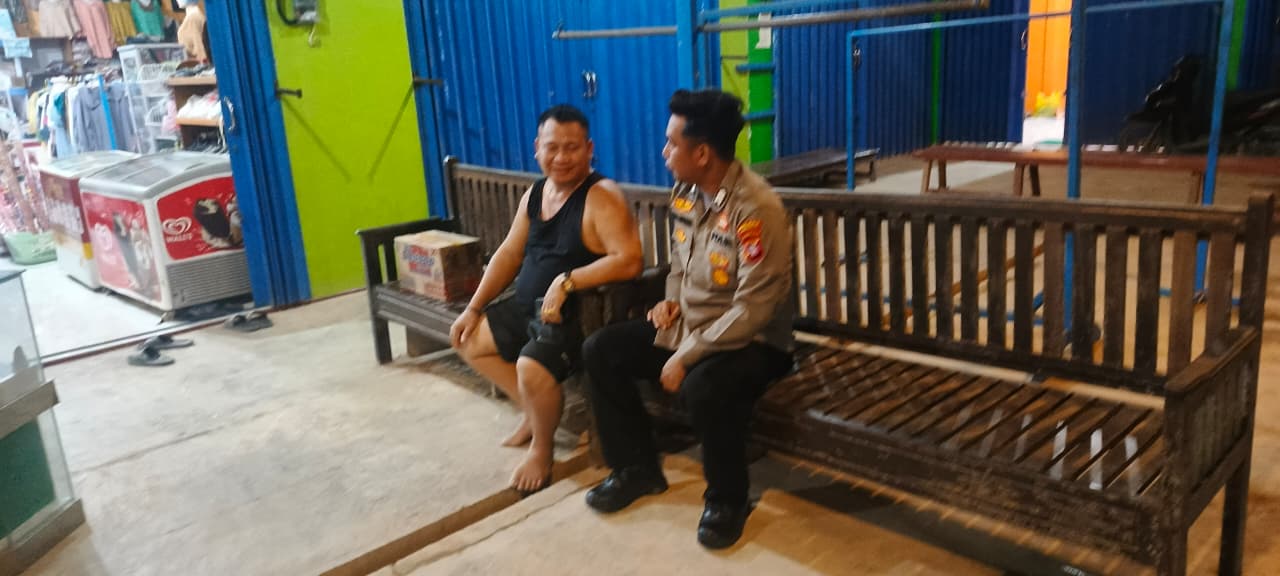 Piket Polsek Lamandau Sambangi Warga yang Sedang Duduk Santai, Sampaikan Pesan Kamtibmas