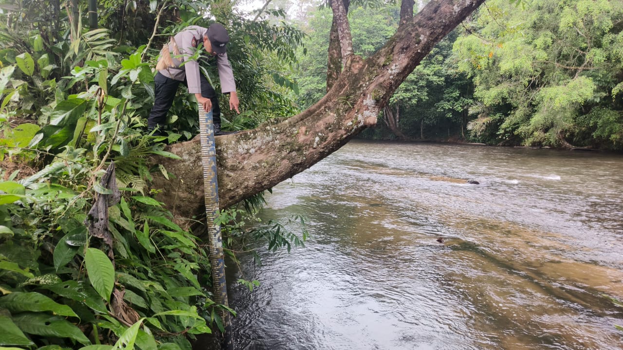 Piket Polsek Delang cek debit air DAS Delang