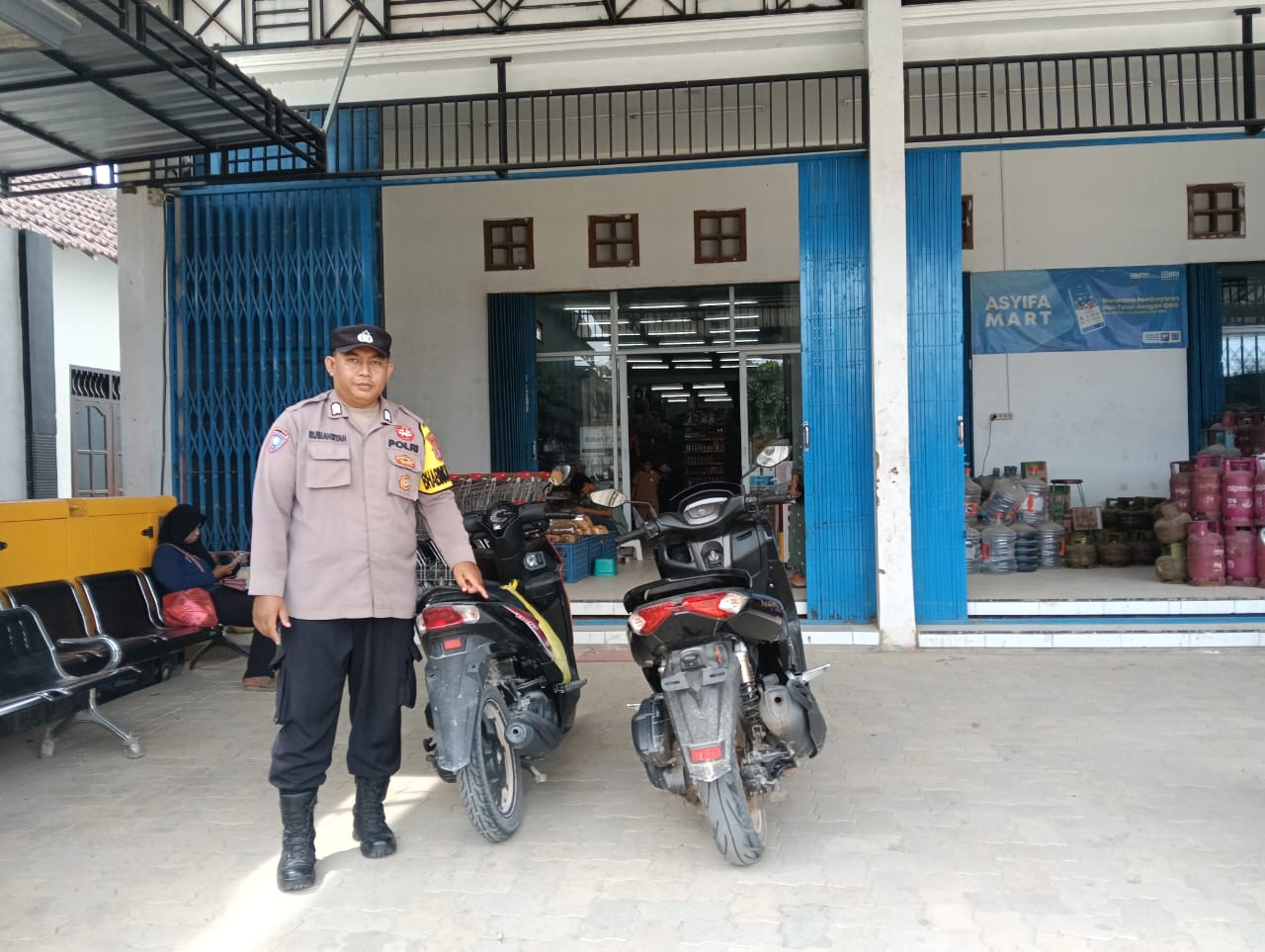 Piket Polsek Patroli kepertokoan diwilkum Polsek Sematu Jaya