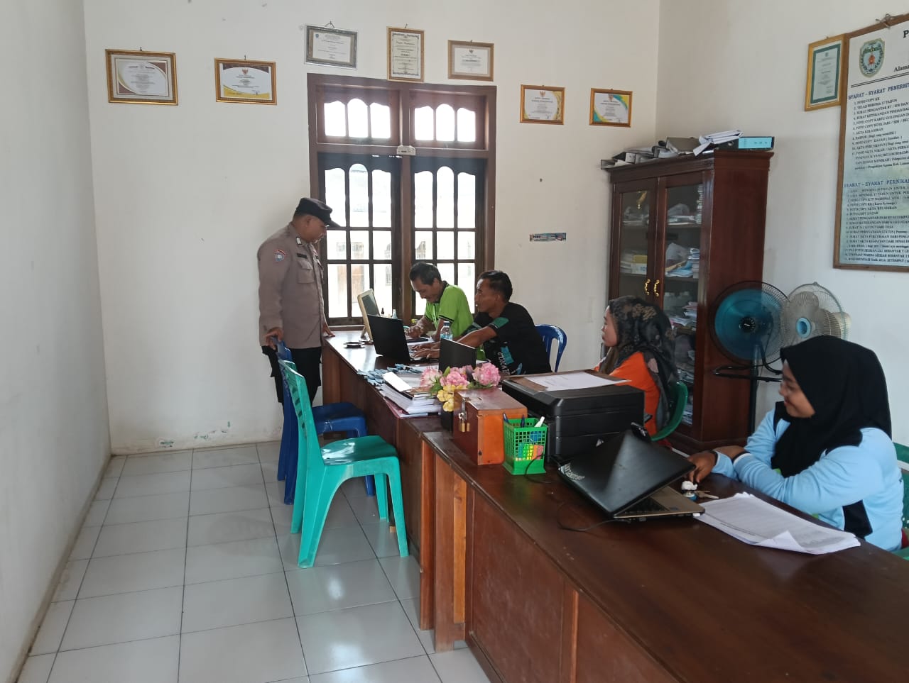 Personel Polsek Sematu Jaya Silaturahmi ke Kantor Desa dan Sosialisasikan Layanan 110