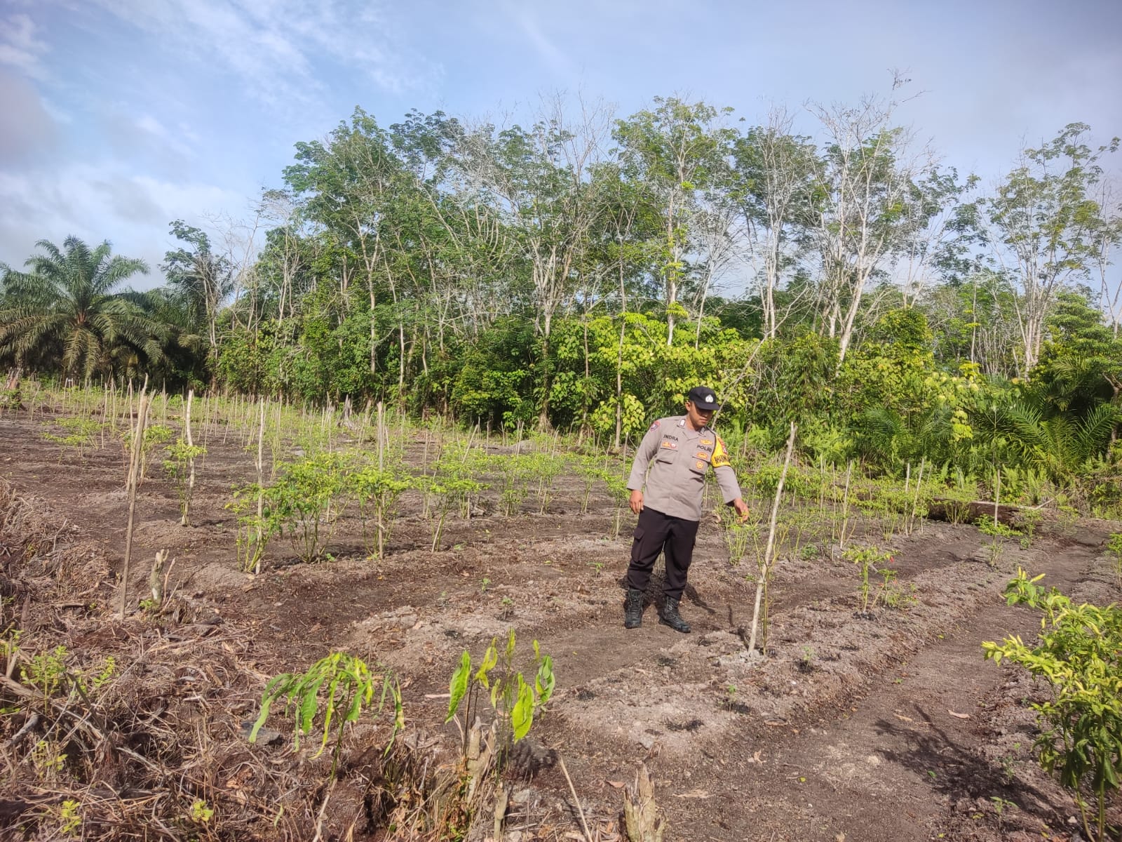 Personel Polsek Tewang Sangalang Garing dan Pulau Malan melaksanakan pengecekan lokasi pemanfaatan lahan pekarangan warga Binaannya