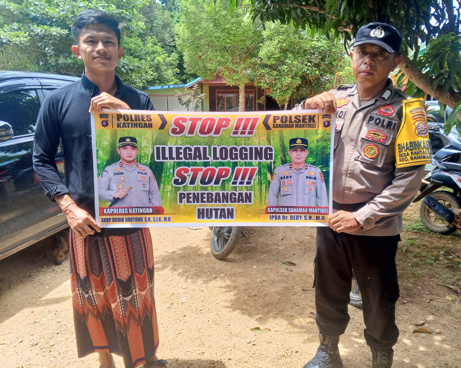 Bhabinkamtibmas laksanakan Sosialisasi kan tentang larangan dan sangsi Pidana bagi pelaku Ileggal Logging kepada masyarakat di Desa Binaan.