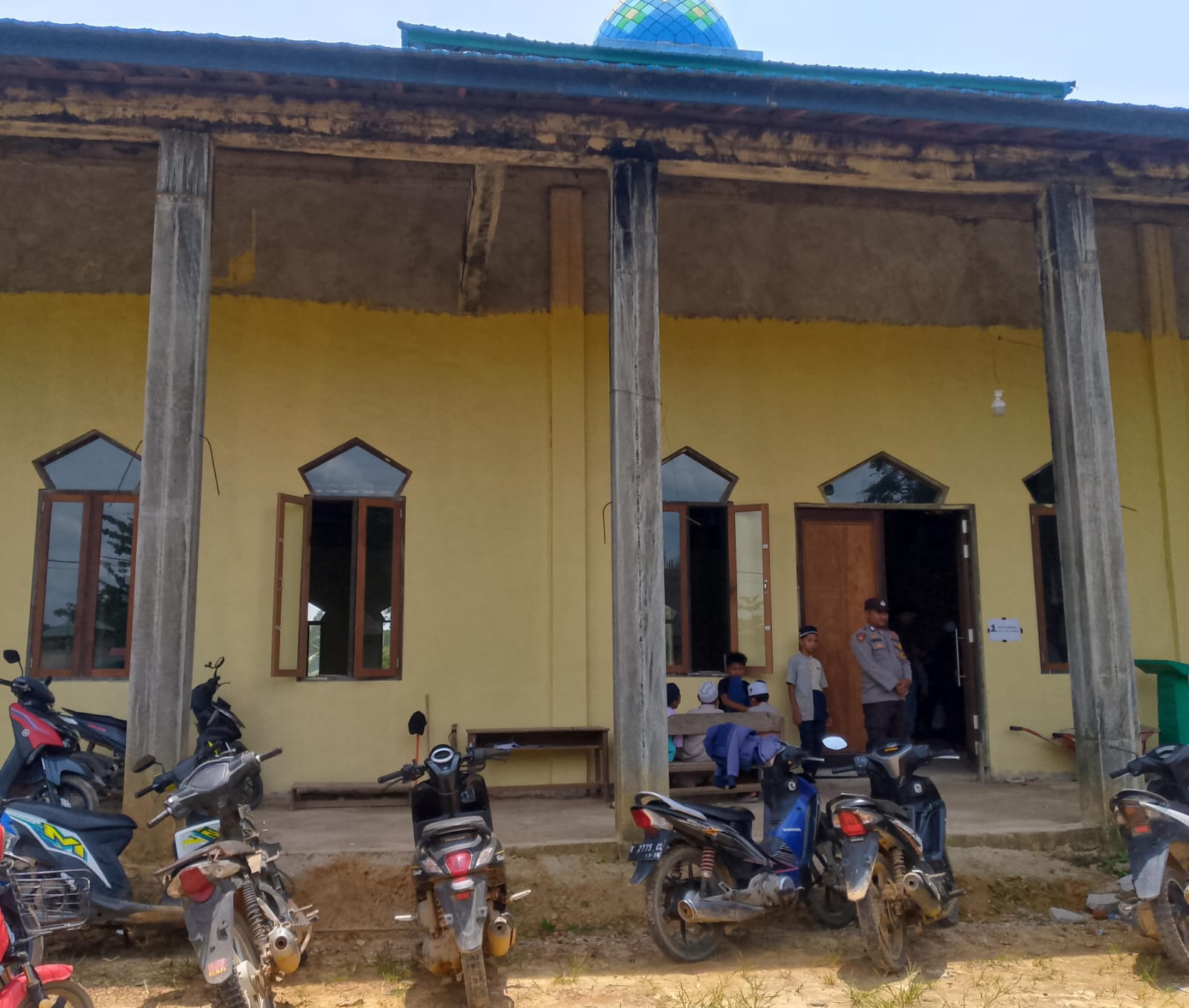 Personil Polsek Marikit Laksanakan Pengamanan Ibadah Sholat Jumat di Kecamatan Marikit