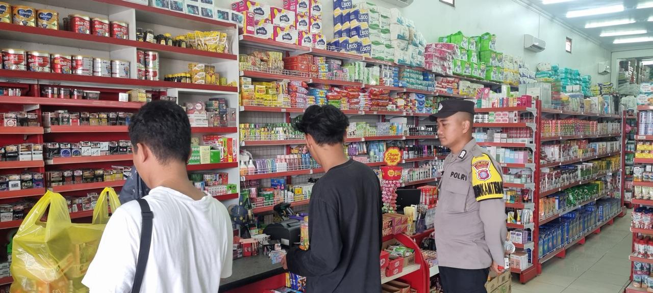 Polsek Sematu Jaya laksanakan patroli ke pertokoan dan sosialisasikan layanan 110