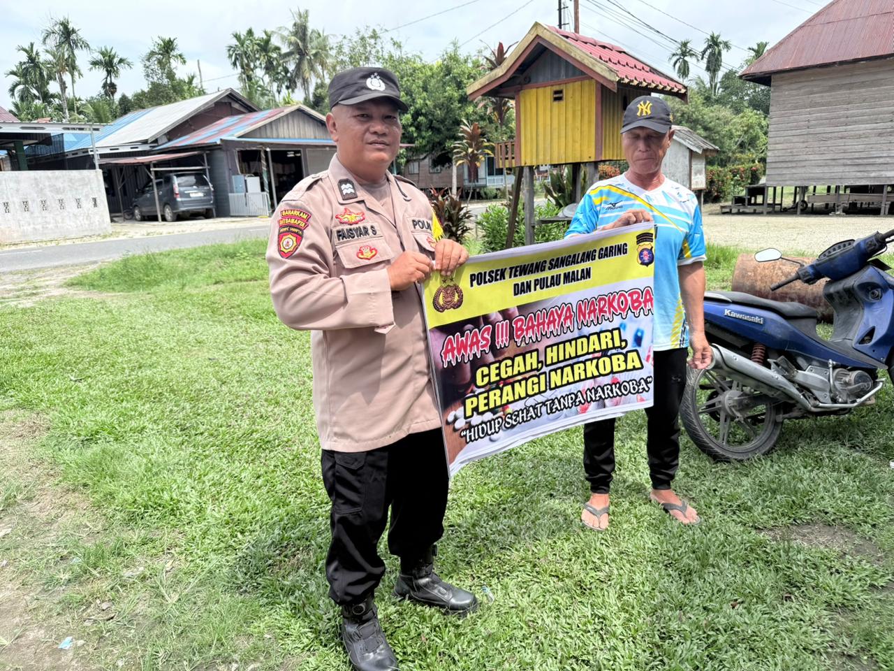 Melalui Media Spanduk, Polsek Tewang Sangalang Garing dan Pulau Malan Imbau Warga Tidak Terjerumus Penyalahgunaan Narkoba.