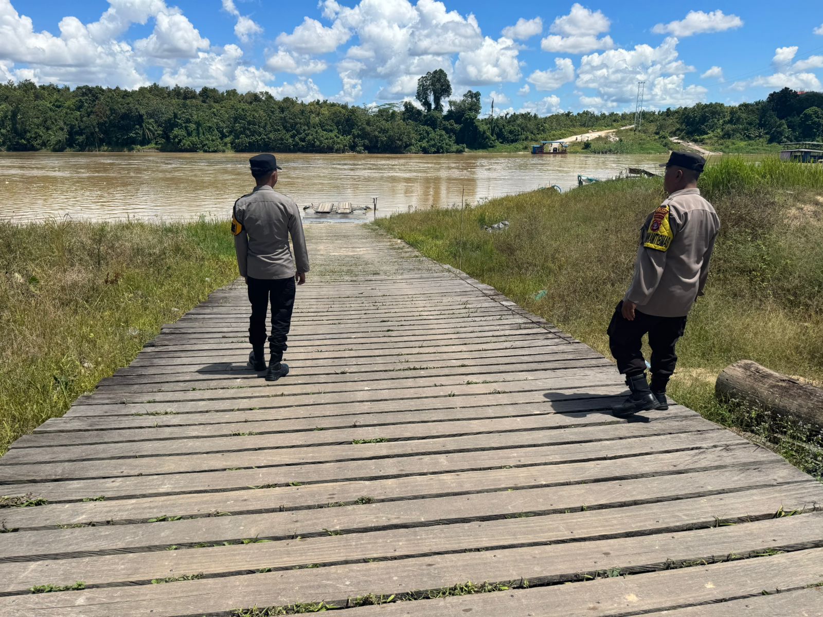 Dengan Patroli Dialogis, Polsek Tewang Sangalang Garing dan Pulau Malan Berikan Rasa Aman Kepada Masyarakat