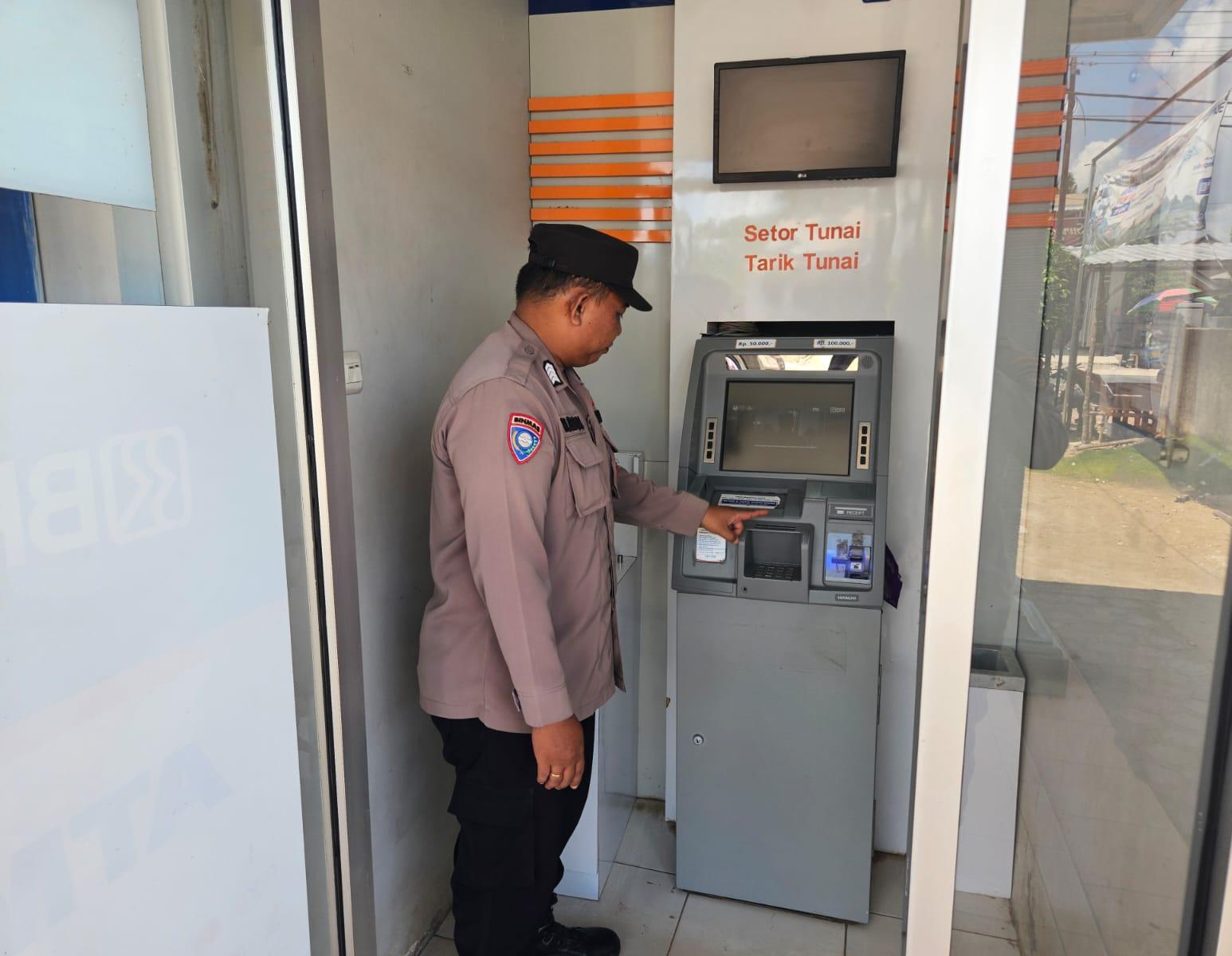 Polsek Sematu Jaya tingkatkan patroli bank dan ATM saat hari raya demi kenyamanan masyarakat