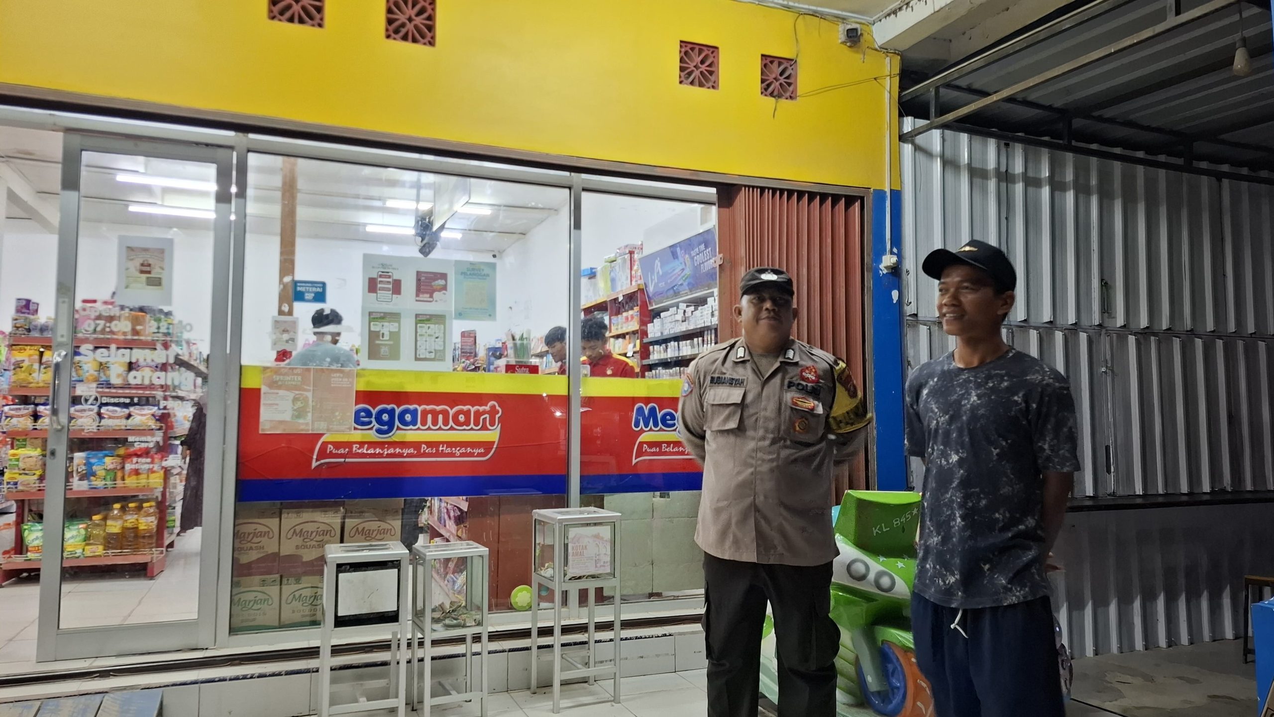 Polsek Sematu Jaya sambangi pertokoan, sosialisasikan layanan 110 kepada masyarakat