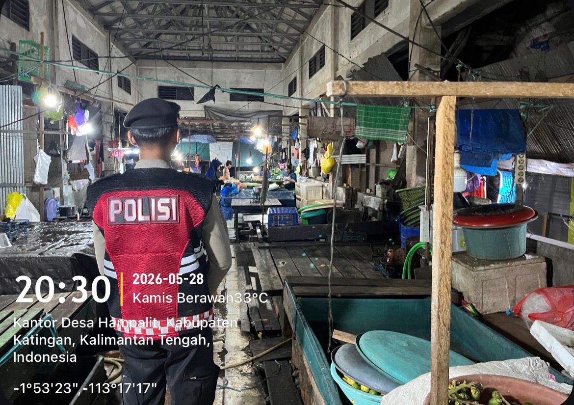Personel Samapta Laksanakan Patroli Malam untuk Jaga Keamanan Wilayah.