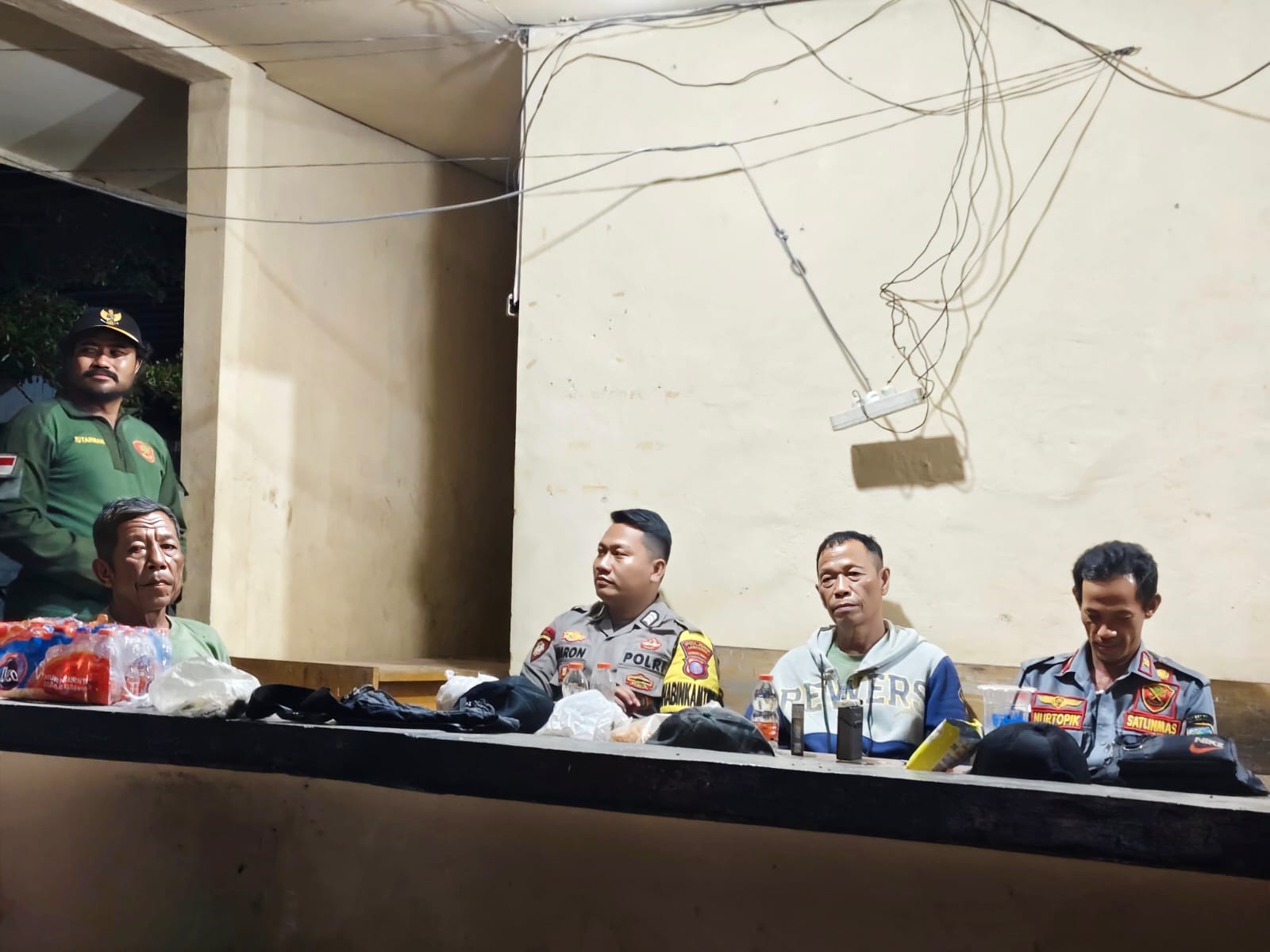 BHABINKAMTIBMAS POLSEK SEMATU JAYA LAKSANAKAN PATROLI SAMBANG SATKAMLING DI DESA MUKTI MANUNGGAL