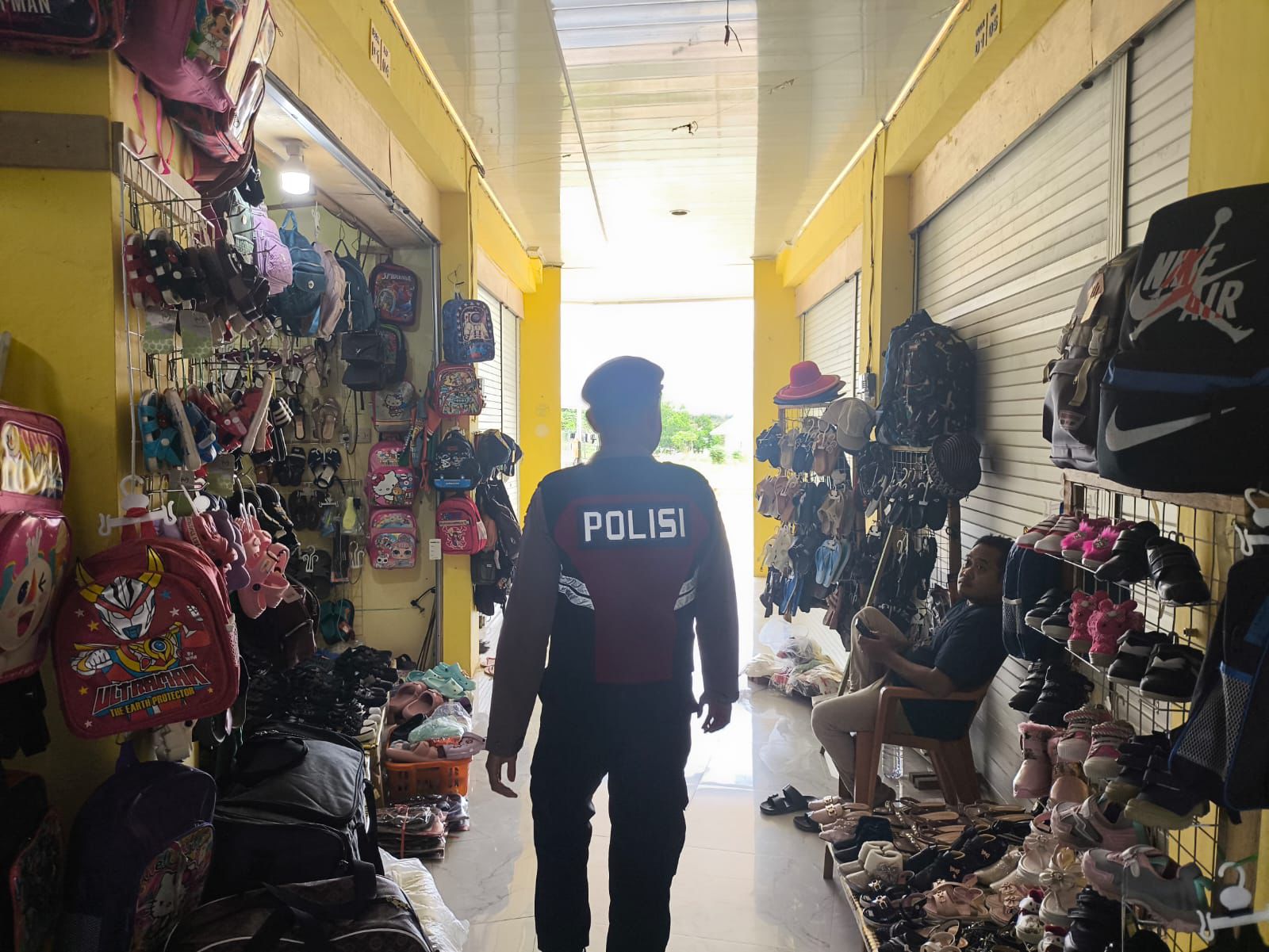 Satsamapta Polres Lamandau sambangi Pasar Induk, sosialisasikan layanan 110 kepada masyarakat
