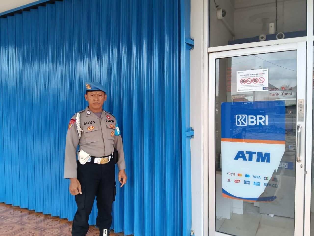Polsek Sematu Jaya patroli perbankan dan ATM pada hari libur, pastikan situasi tetap aman