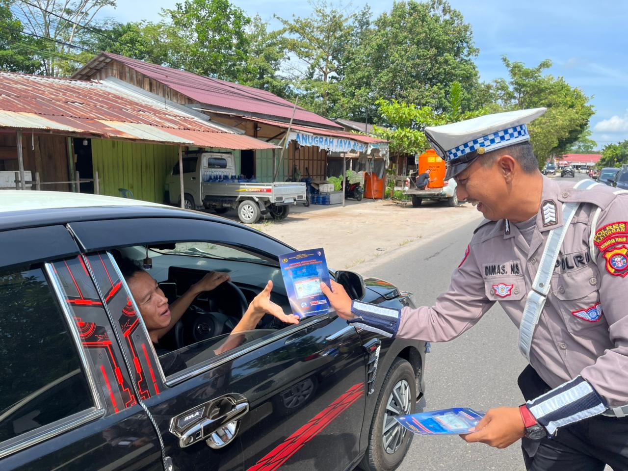 Pembagian Brosur Keselamatan Berlalu Lintas Kepada masyarakat.
