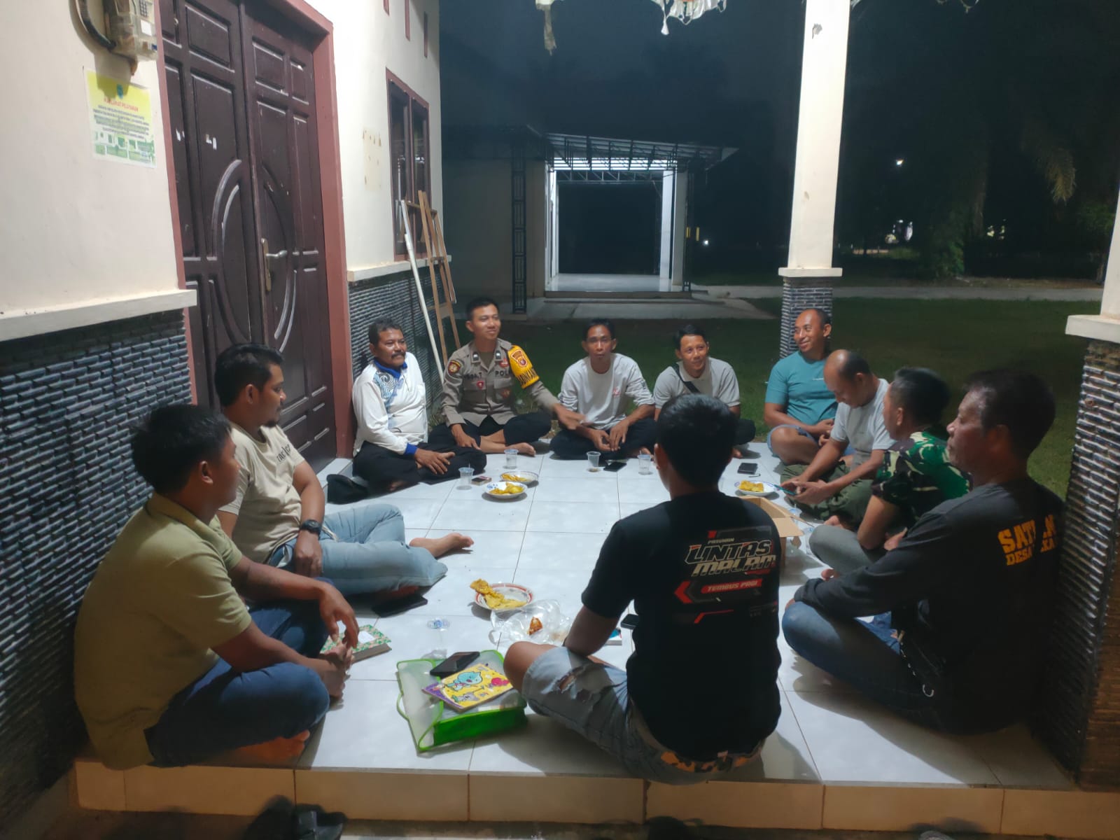 BHABINKAMTIBMAS HADIRI PERTEMUAN RUTIN SATLINMAS DESA MEKAR MULYA, SAMPAIKAN HIMBAUAN KAMTIBMAS