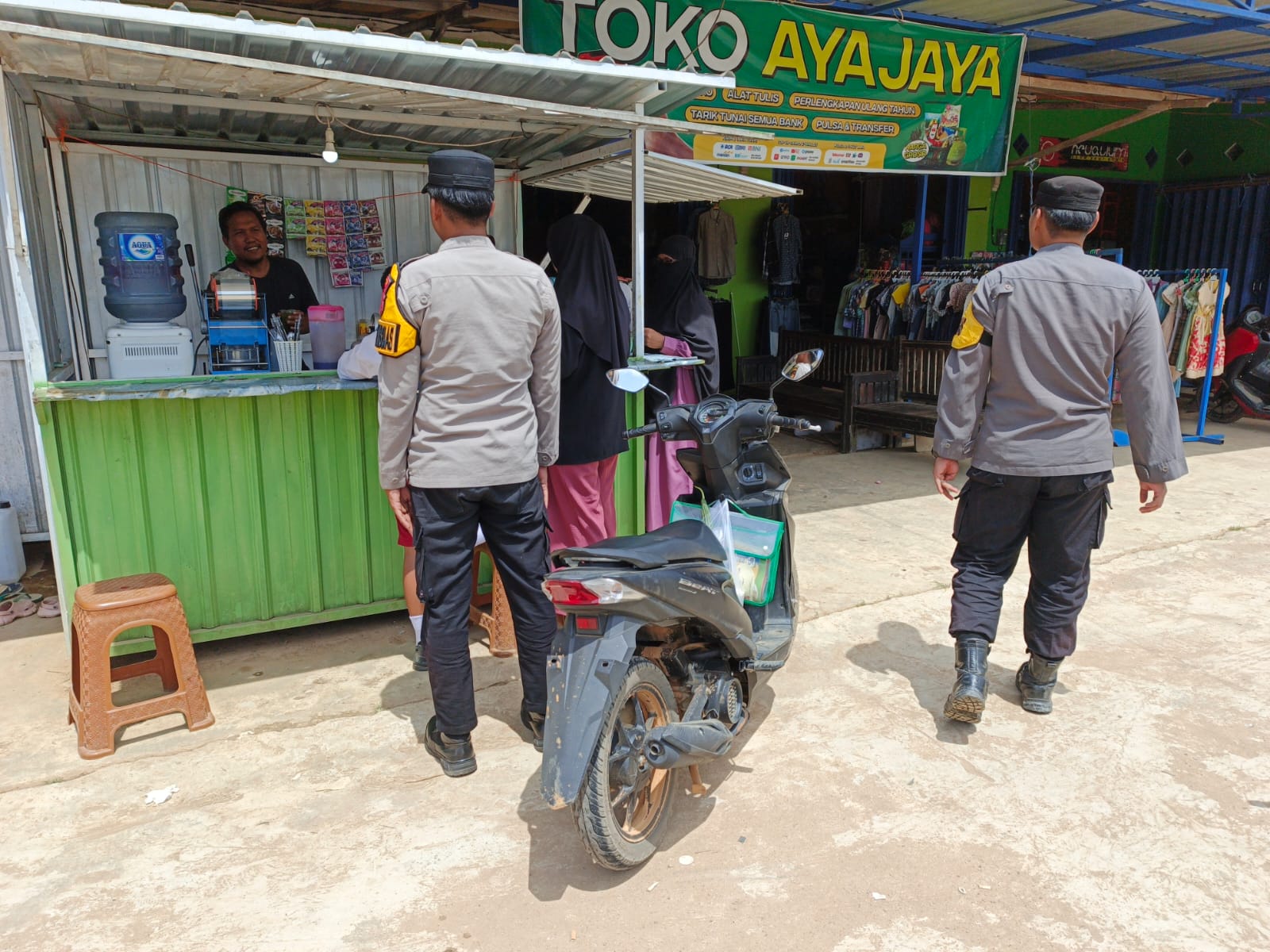 Dari Warung ke Warung, Polsek Lamandau Sampaikan Pesan Kamtibmas kepada Warga