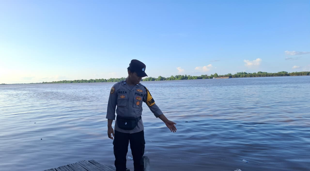 Antisipasi Terjadinya Bencana Banjir, Personil Polsek Katingan Kuala Rutin Melakukan Pengecekan Debit Air Di Wilayahnya