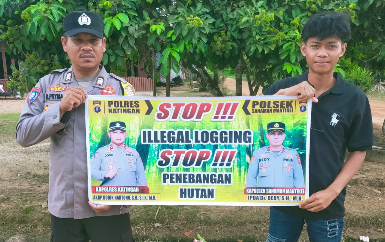 Bhabinkamtibmas laksanakan Sosialisasikan tentang larangan dan sangsi Pidana bagi pelaku Ileggal Logging kepada masyarakat di Desa Binaan.