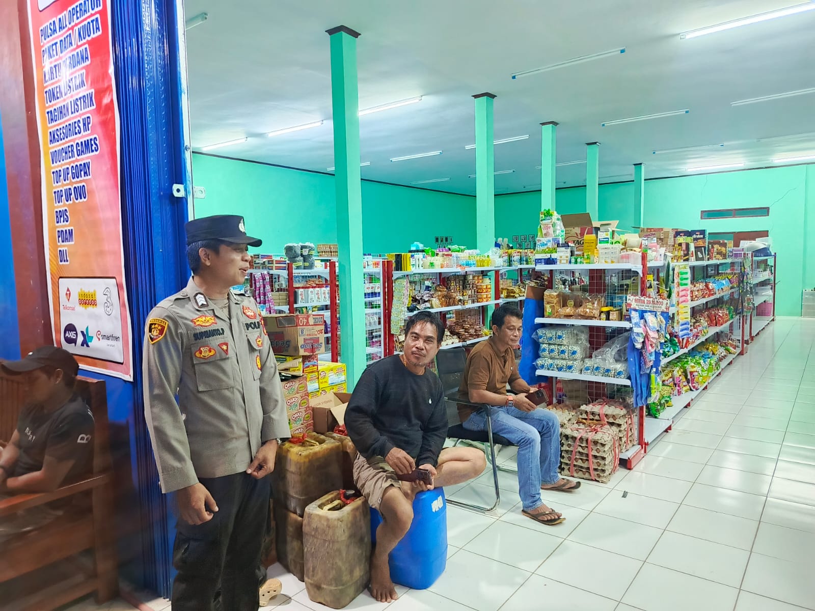 Patroli Malam ke Warung Warga, Polsek Lamandau Perkuat Kehadiran di Tengah Masyarakat