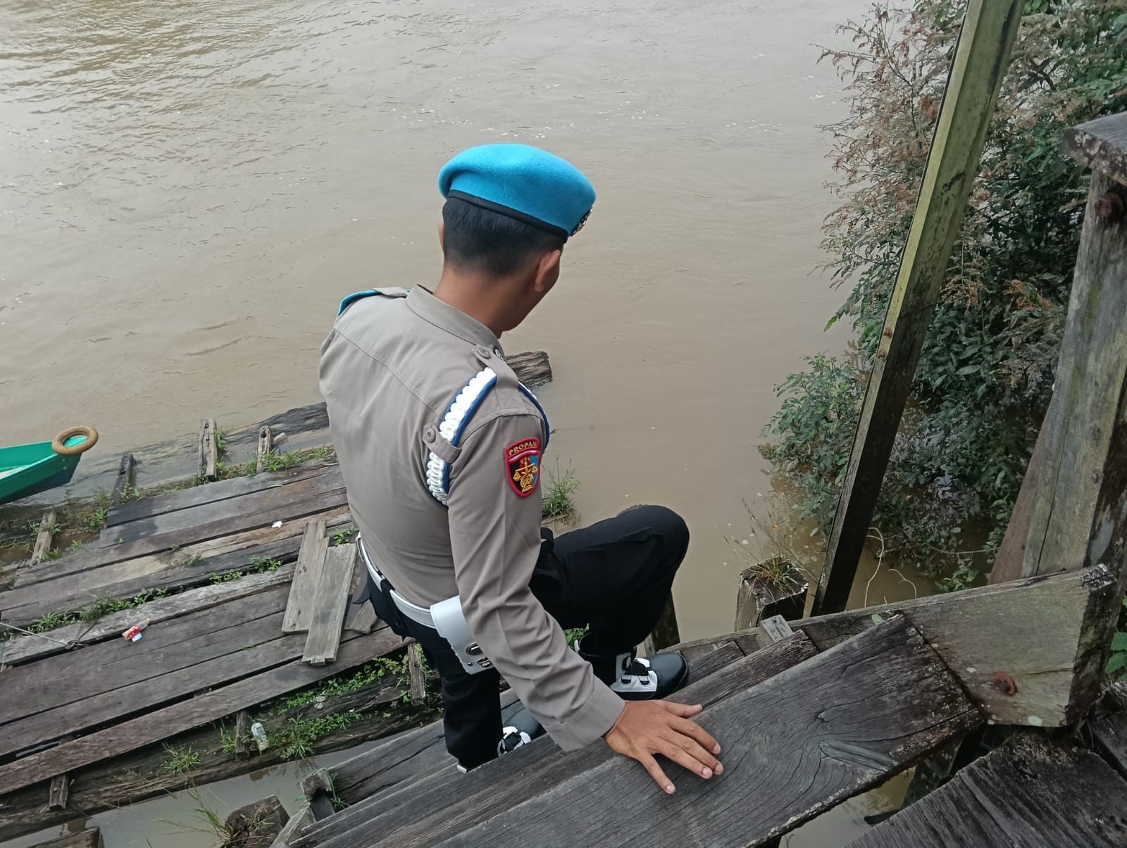 Debit Air DAS Lamandau Berangsur Turun, Polsek Lamandau Terus Lakukan Pemantauan