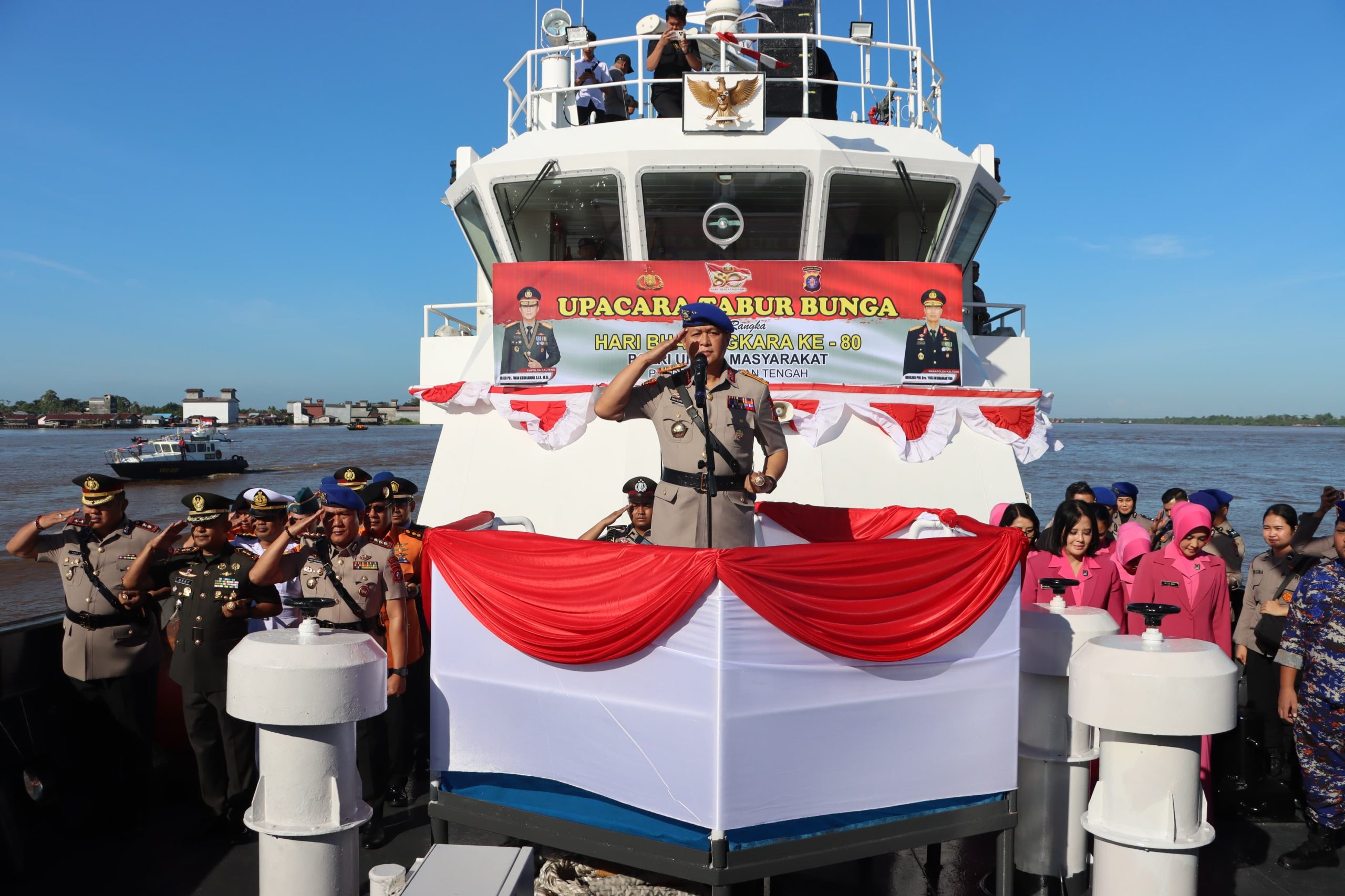 Kenang Jasa Pahlawan, Polda Kalteng Gelar Tabur Bunga di DAS Kapuas