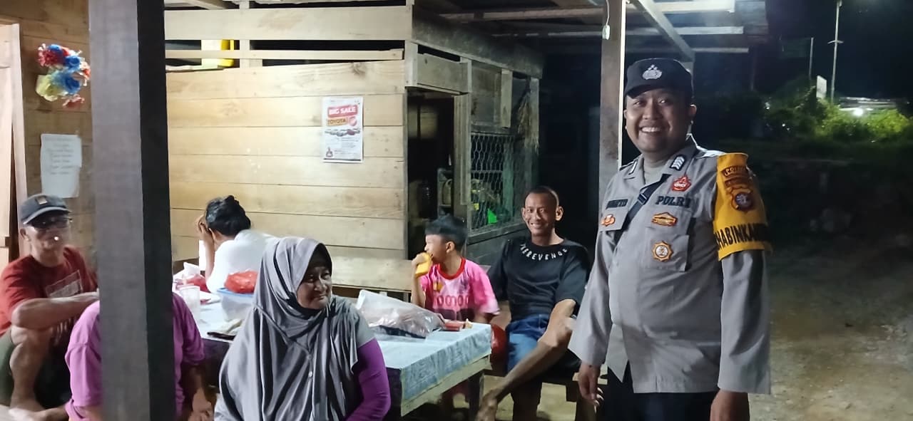 Patroli Sambang pada Malam Hari, Polsek Lamandau Pererat Kedekatan dengan Masyarakat