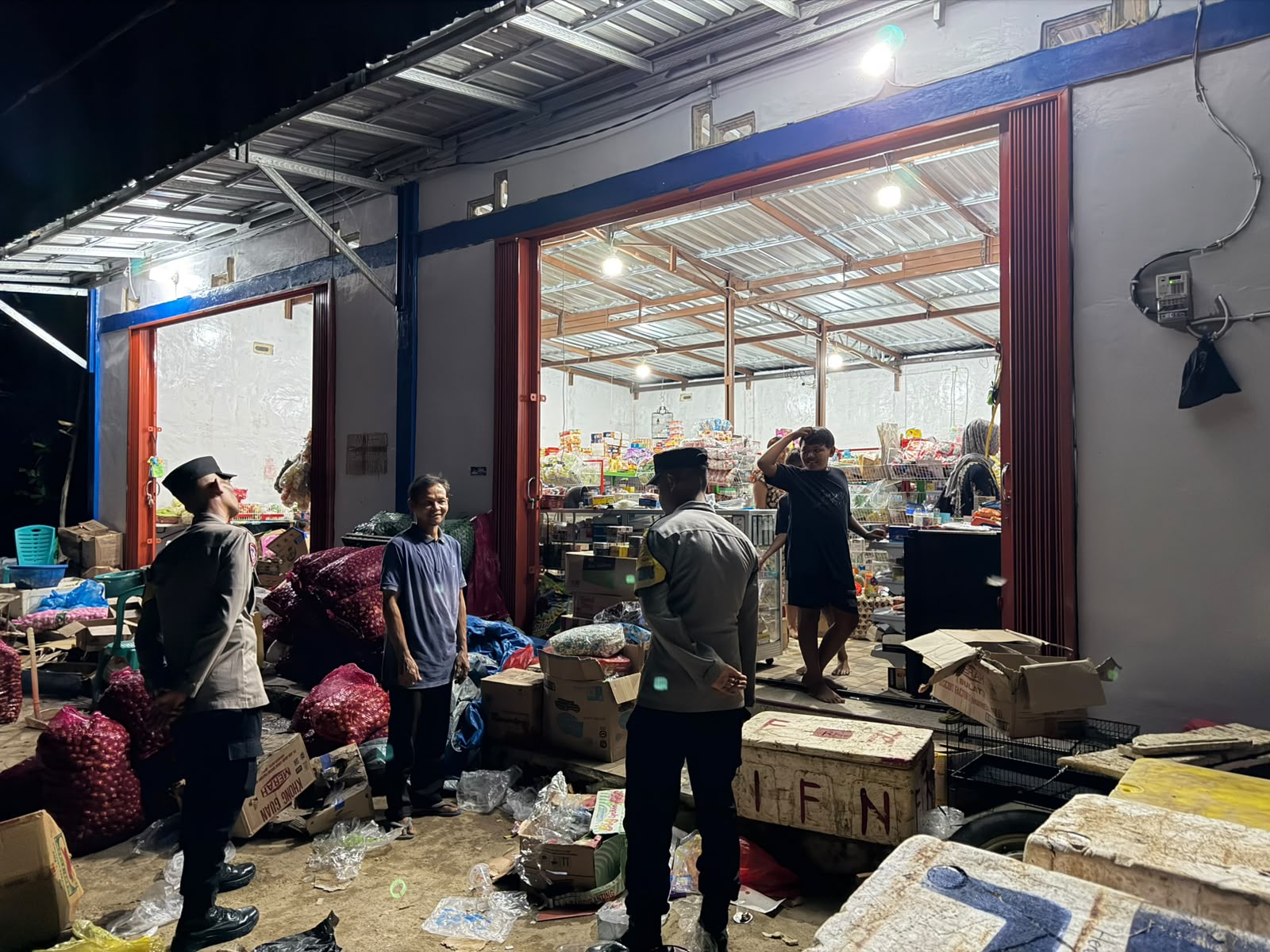 Monitoring Pertokoan, Polsek Delang Pastikan Situasi Kamtibmas Tetap Kondusif
