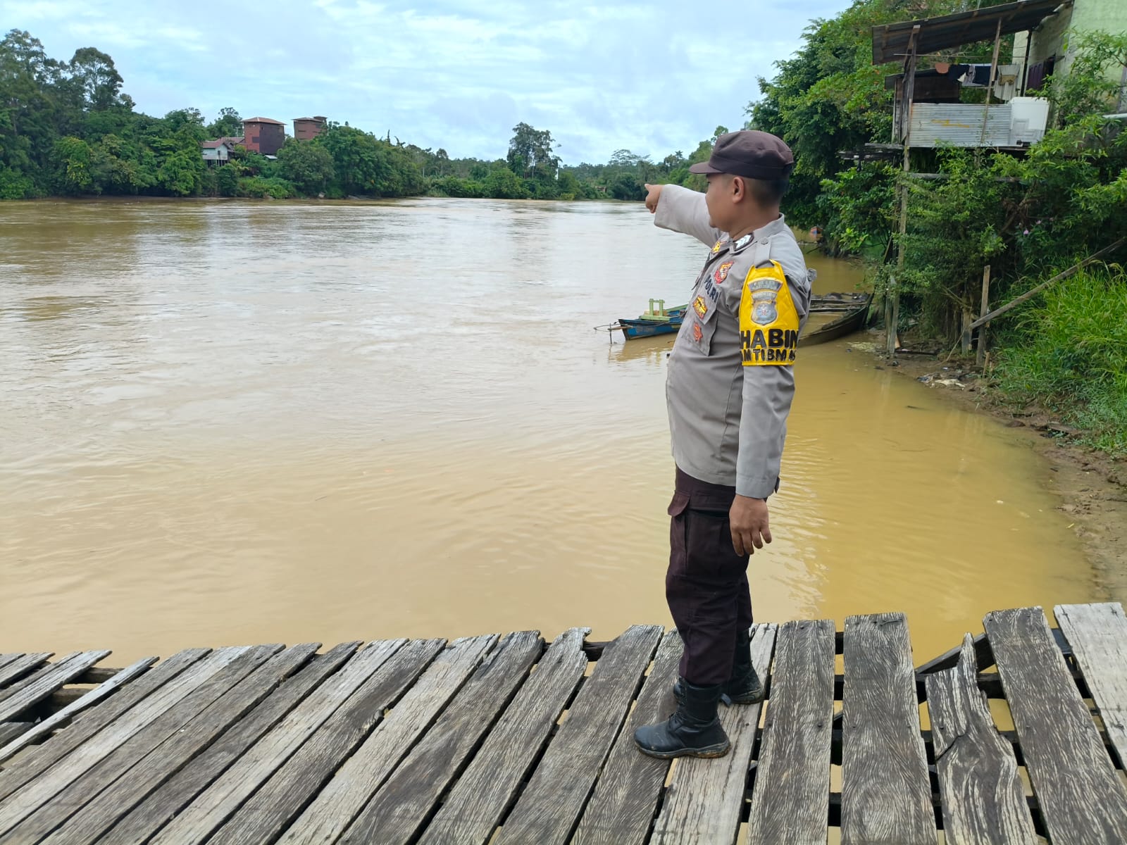 CEGAH DINI BANJIR, BHABINKAMTIBMAS POLSEK MARIKIT MONITORING DEBIT AIR DAS KATINGAN