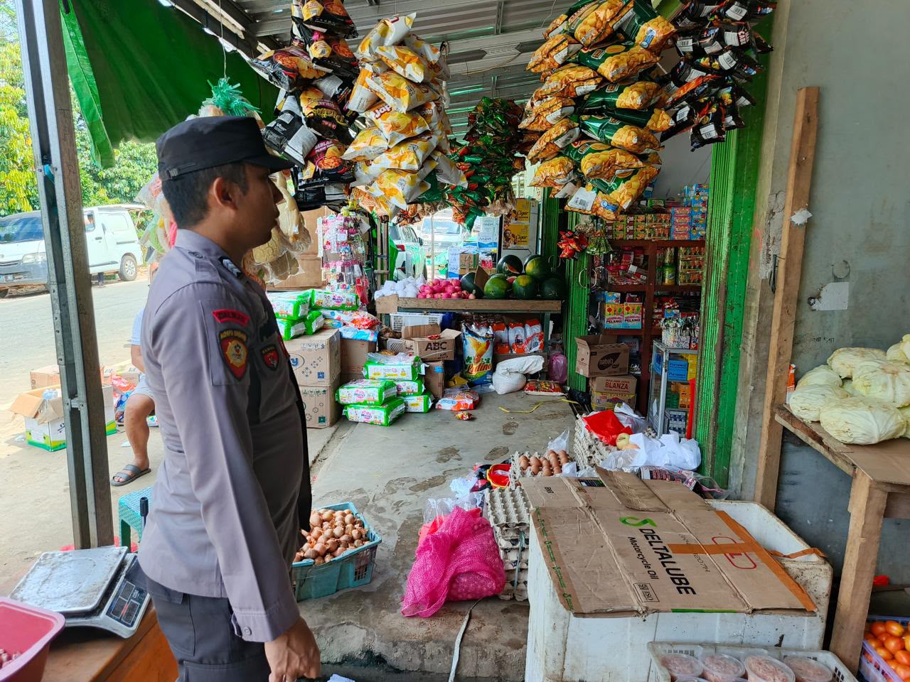 Sambangi Warung Warga, Polsek Delang Serap Informasi dan Sampaikan Pesan Kamtibmas