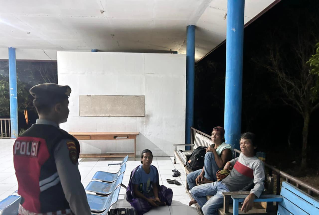 Sambangi Penumpang di Terminal, Sat Samapta Polres Lamandau Sampaikan Pesan Kamtibmas