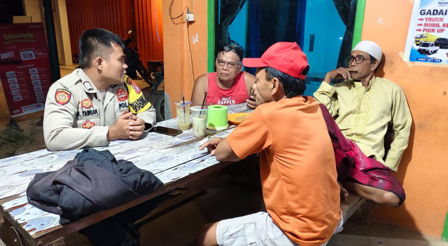 Patroli Malam, Bhabinkamtibmas Polsek Sematu Jaya Pererat Kemitraan dengan Warga Desa Bukit Raya