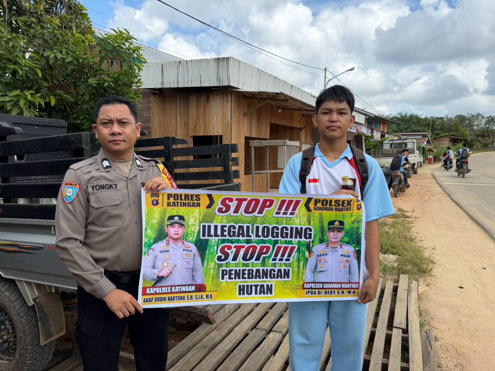 Bhabinkamtibmas laksanakan Sosialisasikan tentang larangan dan sangsi Pidana bagi pelaku Ileggal Logging kepada masyarakat di  Desa Binaan.