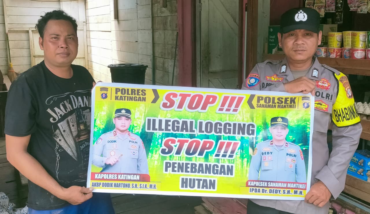 Bhabinkamtibmas laksanakan Sosialisasikan tentang larangan dan sangsi Pidana bagi pelaku Ileggal Logging kepada masyarakat di  Desa Binaan.